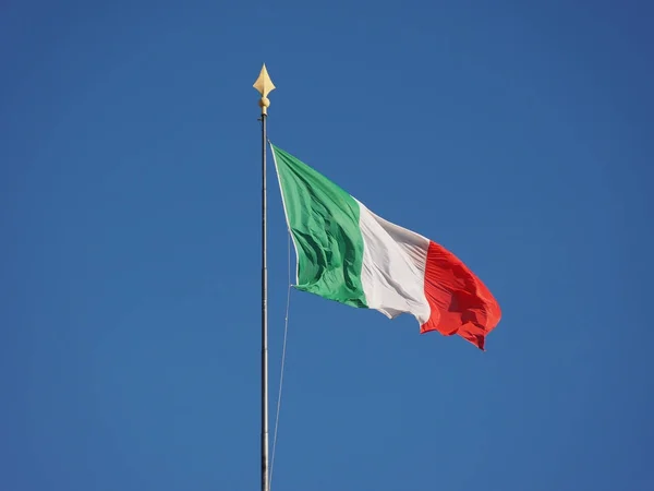 意大利旗子在蓝色天空 — 图库照片