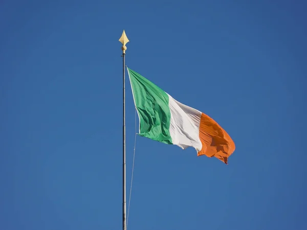 Irlandzki flaga Irlandii nad niebieski niebo — Zdjęcie stockowe