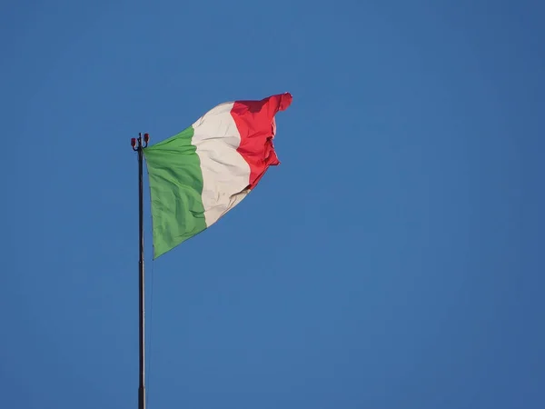 Italienska flaggan i Italien under blå himmel — Stockfoto