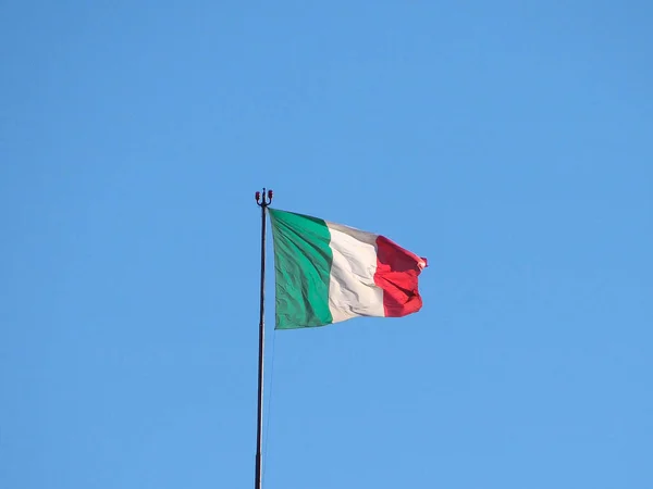 Olasz zászló Olaszország kék ég alatt — Stock Fotó
