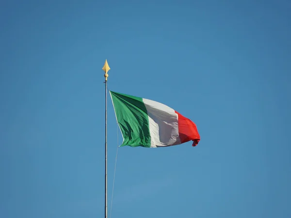 Итальянский флаг над голубым небом — стоковое фото