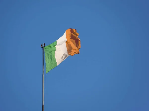 Ирландский флаг над голубым небом — стоковое фото