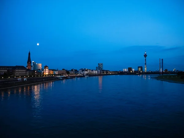 Düsseldorf şehir gece görünümü — Stok fotoğraf