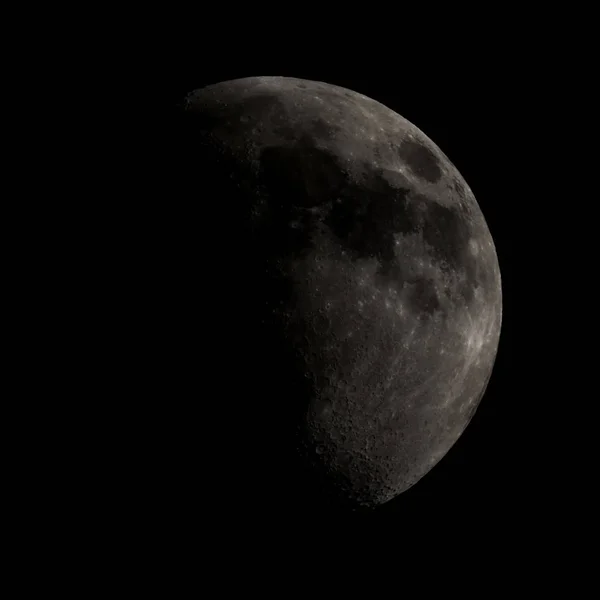 Hög kontrast Gibbous moon — Stockfoto