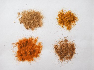 Zencefil köri zerdeçal ve biber de dahil olmak üzere birçok baharat