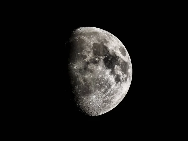 Высокий контраст Gibbous moon — стоковое фото