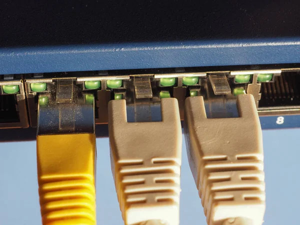 Interruptor de roteador de modem com portas de plug Ethernet RJ45 — Fotografia de Stock