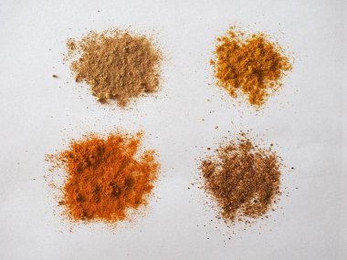 Zencefil köri zerdeçal ve biber de dahil olmak üzere birçok baharat