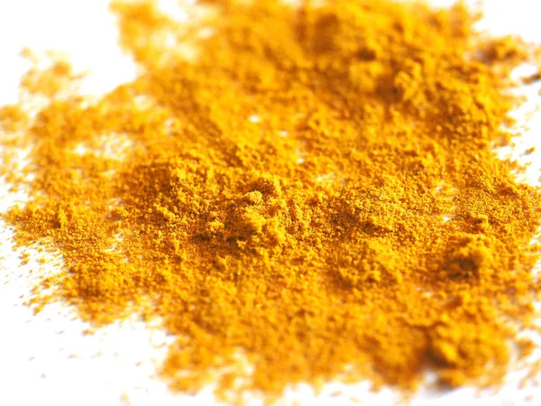 Curry pulver blandning över vita — Stockfoto