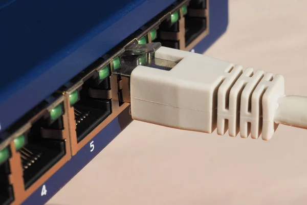Modem router schakelaar met Rj45 ethernet plug-poorten — Stockfoto