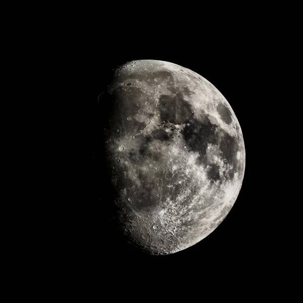 Wysoki kontrast Gibbous księżyca — Zdjęcie stockowe