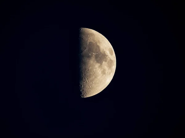 Contraste élevé Premier quart de lune — Photo