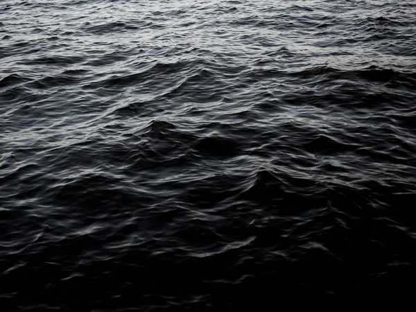 Темно-черный фон текстуры воды — стоковое фото