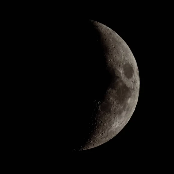 Contraste élevé Premier quart de lune — Photo