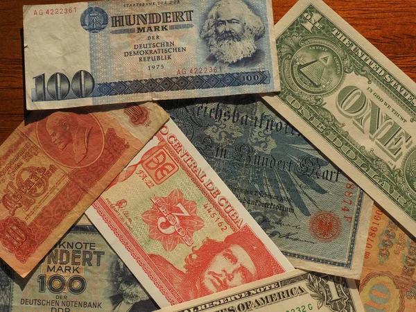 共产主义国家的老式货币和美元纸币 — 图库照片
