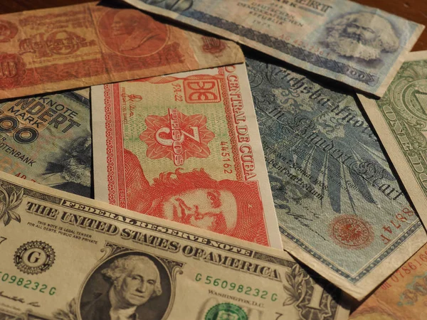 Monnaie vintage des pays communistes et billets en dollars — Photo