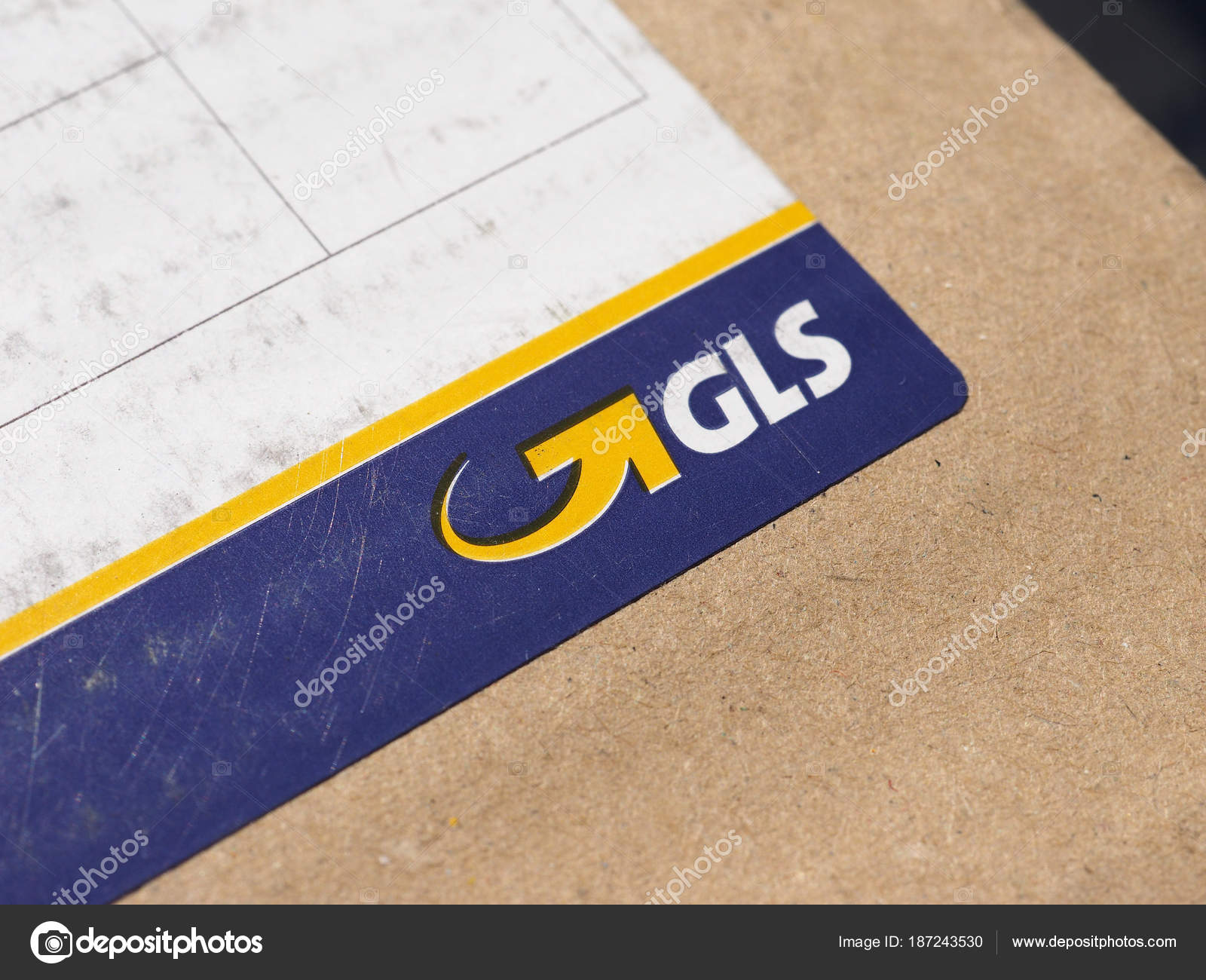 Gls kurierpaket in london — Redaktionelles Stockfoto © claudiodivizia