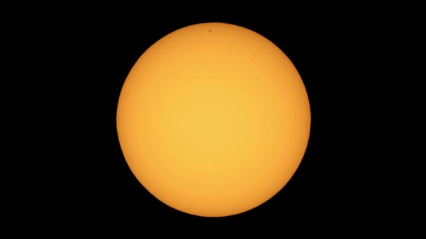 Солнце с солнечными пятнами, видимыми с помощью телескопа — стоковое видео