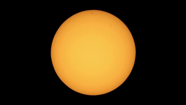 Soleil avec taches solaires vues avec télescope 