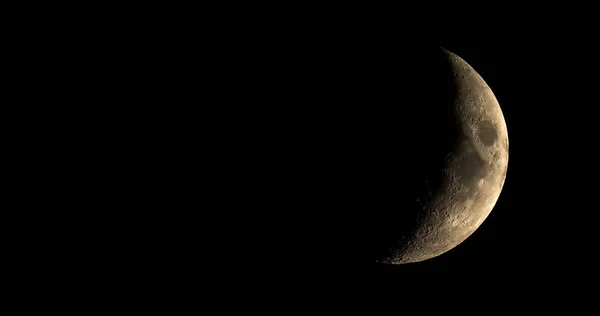 Croissant de lune à fort contraste vu avec télescope — Photo