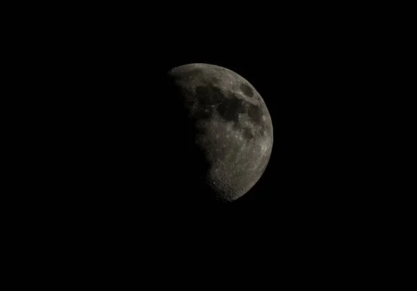 Luna Gibbous de alto contraste —  Fotos de Stock