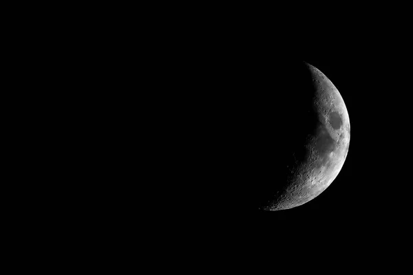 Yüksek karşıtlık Waxing Hilal ay teleskop ile gördüm — Stok fotoğraf