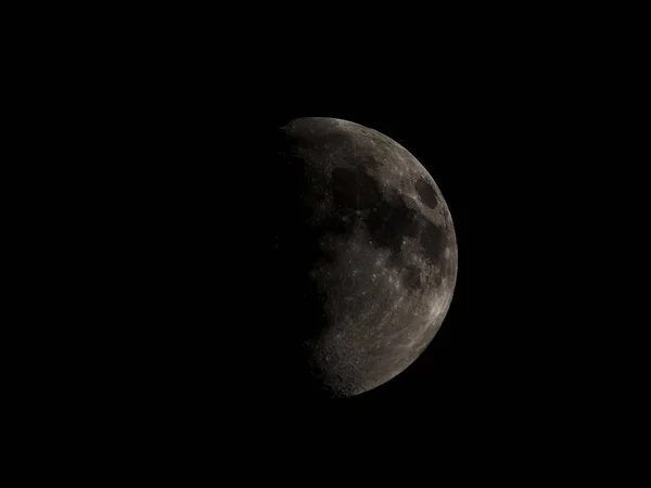 높은 대비 Gibbous 달 — 스톡 사진