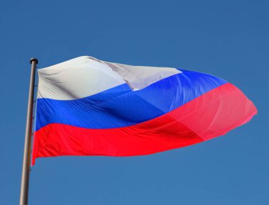 Rusya Rus bayrağı mavi gökyüzü üzerinde
