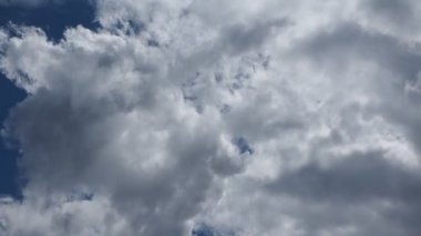 Cennet, mavi gökyüzü üzerinde beyaz bulutlar