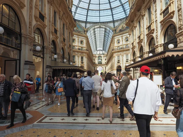 İnsanlar Milano şehir merkezinde — Stok fotoğraf