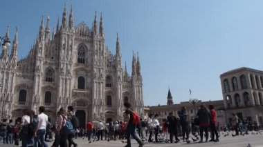 İnsanlar Milano şehir merkezinde