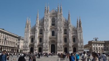İnsanlar Milano şehir merkezinde