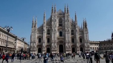 İnsanlar Milano şehir merkezinde