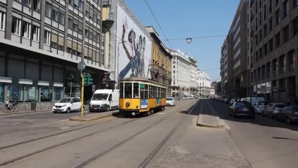 Vintage tram in Milaan — Stockvideo