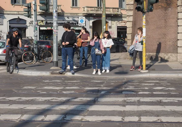 밀라노에서 시내 중심가에 사람들 — 스톡 사진