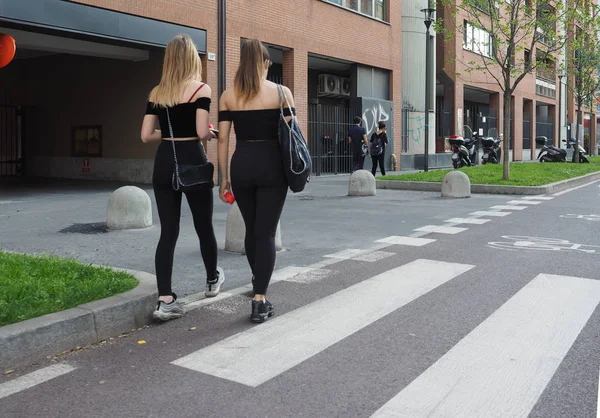 Personer i centrum i Milano — Stockfoto