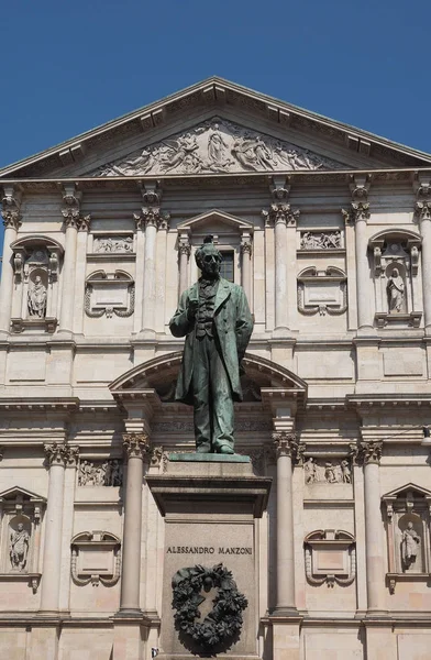 Estatua de Manzoni en Milán —  Fotos de Stock