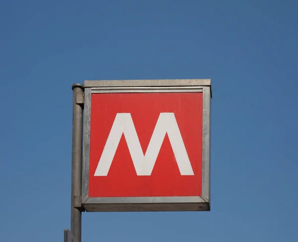 Знак метро в Милане — стоковое фото