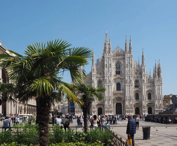 People in city centre in Milan — Stock Photo, Image