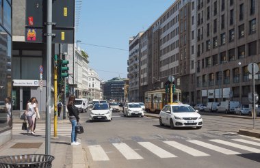 İnsanlar Milano şehir merkezinde