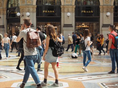 İnsanlar Milano şehir merkezinde
