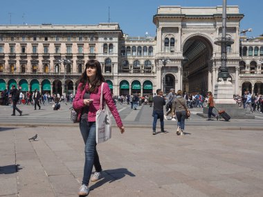 İnsanlar Milano şehir merkezinde