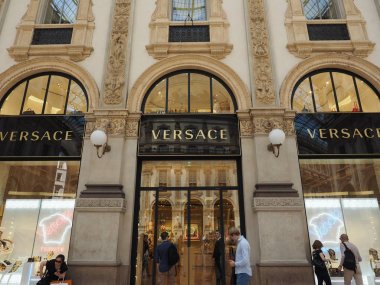 Milan'da Versace mağaza
