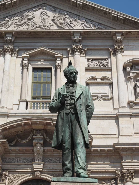 Statue de Manzoni à Milan — Photo