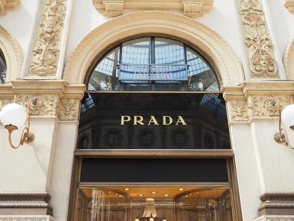 Prada store w Mediolanie — Zdjęcie stockowe