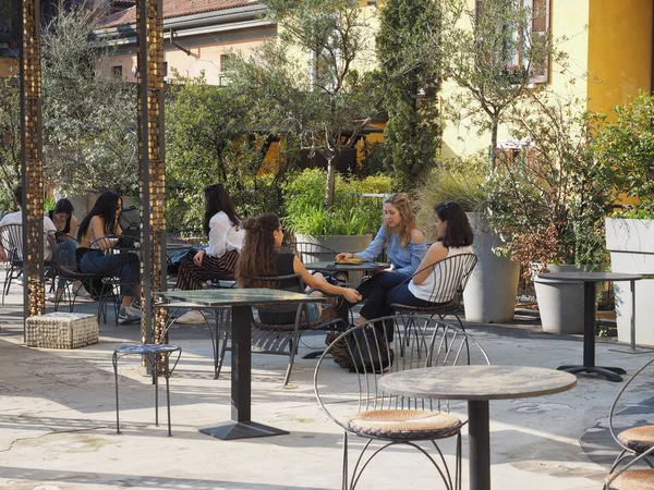 Donne al 10 Corso Como famoso bar di Milano — Foto Stock