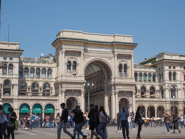 İnsanlar Milano şehir merkezinde — Stok fotoğraf