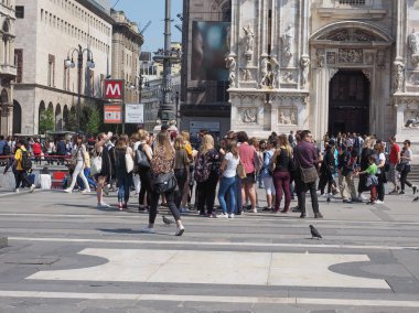 İnsanlar Milano şehir merkezinde