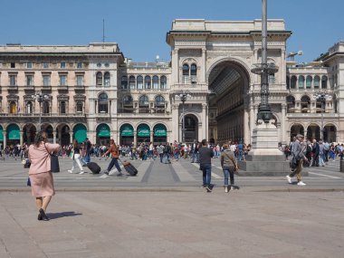 Milan, İtalya - Nisan 2018 yaklaşık: Piazza Duomo insanlar