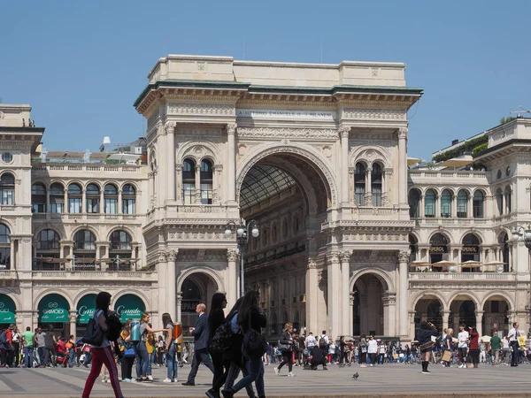 Мілан Італія Близько Квітня 2018 Люди Пьяцца Дуомо — стокове фото